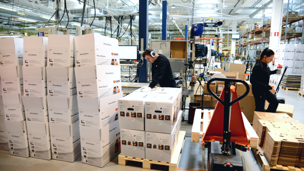 Employees packing MinarcMig welding machines in Kemppi factory.